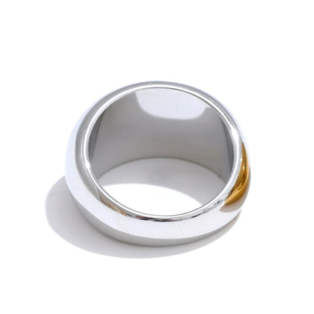 anillo minimalista, acero inoxidable, oro 18k, anillo texturizado, joyería elegante, anillo para mujeres, accesorios de lujo