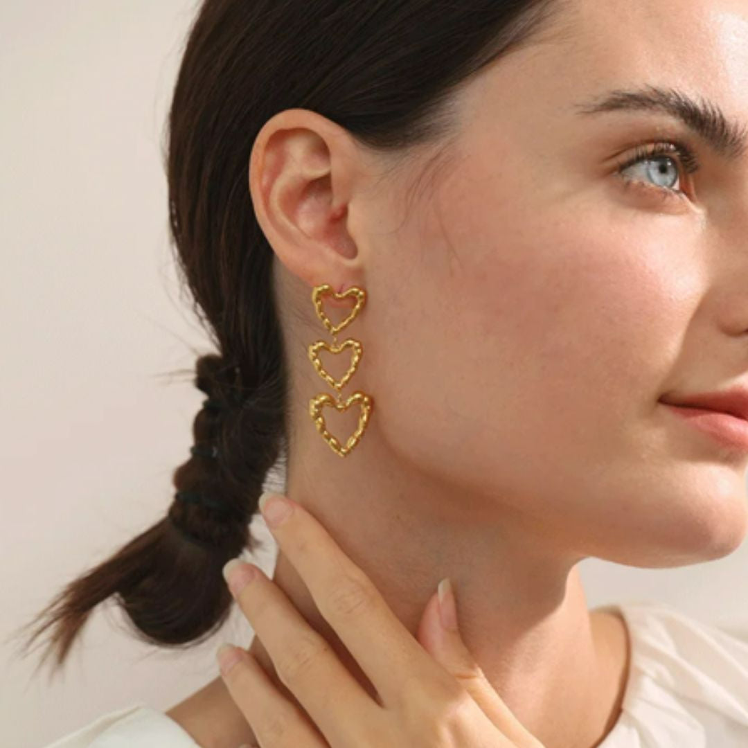 aretes colgantes en forma de corazón hueco dorados para mujer.
https://lenorajewelry.com/aretes-colgantes-corazon-hueco-dorados