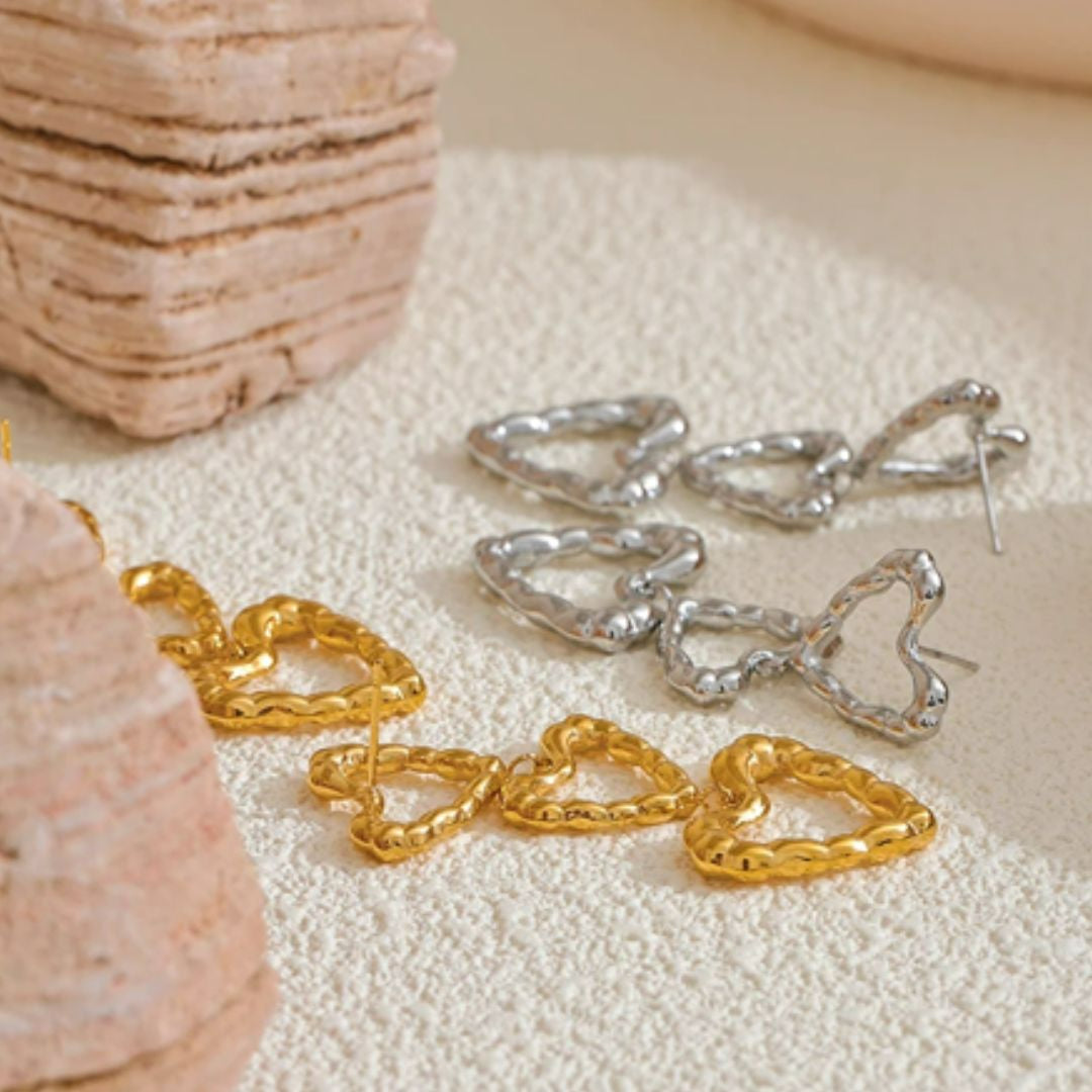 aretes colgantes en forma de corazón hueco dorados para mujer.
https://lenorajewelry.com/aretes-colgantes-corazon-hueco-dorados