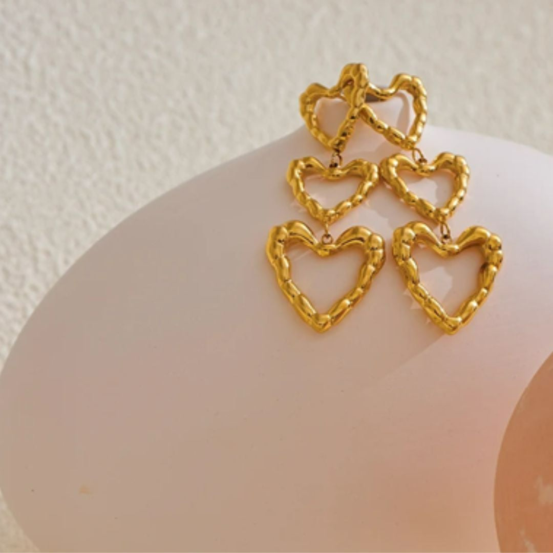 aretes colgantes en forma de corazón hueco dorados para mujer.
https://lenorajewelry.com/aretes-colgantes-corazon-hueco-dorados