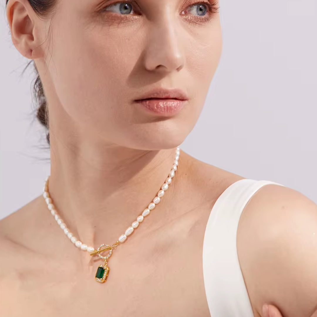 Gargantilla con perlas y zirconia cúbica, Collar de lujo con perlas naturales en oro, Accesorios sofisticados para mujeres modernas
https://lenorajewelry.com/collar-perlas-naturales-zirconia-lujo