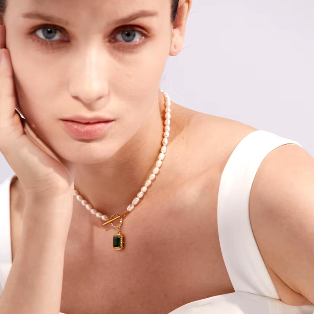 Gargantilla con perlas y zirconia cúbica, Collar de lujo con perlas naturales en oro, Accesorios sofisticados para mujeres modernas
https://lenorajewelry.com/collar-perlas-naturales-zirconia-lujo