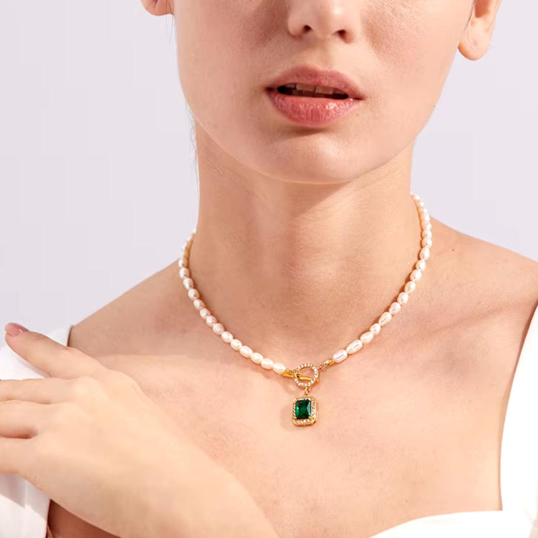 Gargantilla con perlas y zirconia cúbica, Collar de lujo con perlas naturales en oro, Accesorios sofisticados para mujeres modernas
https://lenorajewelry.com/collar-perlas-naturales-zirconia-lujo