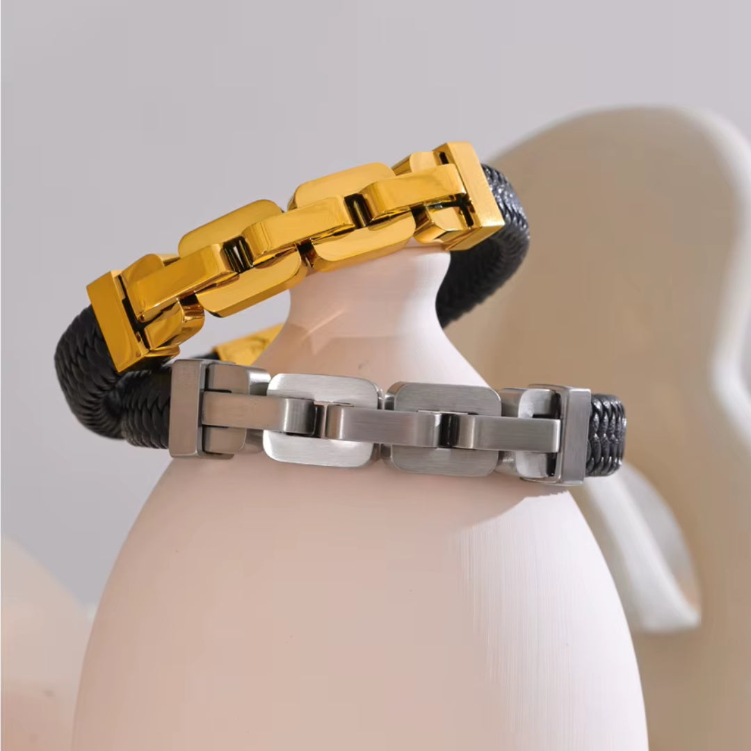 <img src="URL_DE_IMAGEN" alt="Pulseira OroLuxe masculina de acero inoxidable con baño de oro" title="Pulseira OroLuxe - Elegancia y Durabilidad" data-src="https://lenorajewelry.com/pulseira-oroluxe-acero-inoxidable">