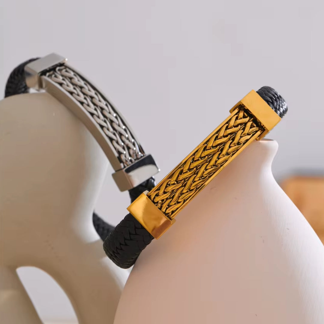 <img src="https://lenorajewelry.com/pulsera-titangold-70.jpg" alt="Pulsera TitanGold 70 de cuero y acero inoxidable" />